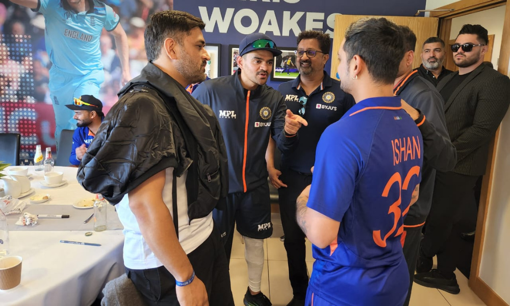 MS Dhoni interacts with Indian players post victory against England in 2nd T20I