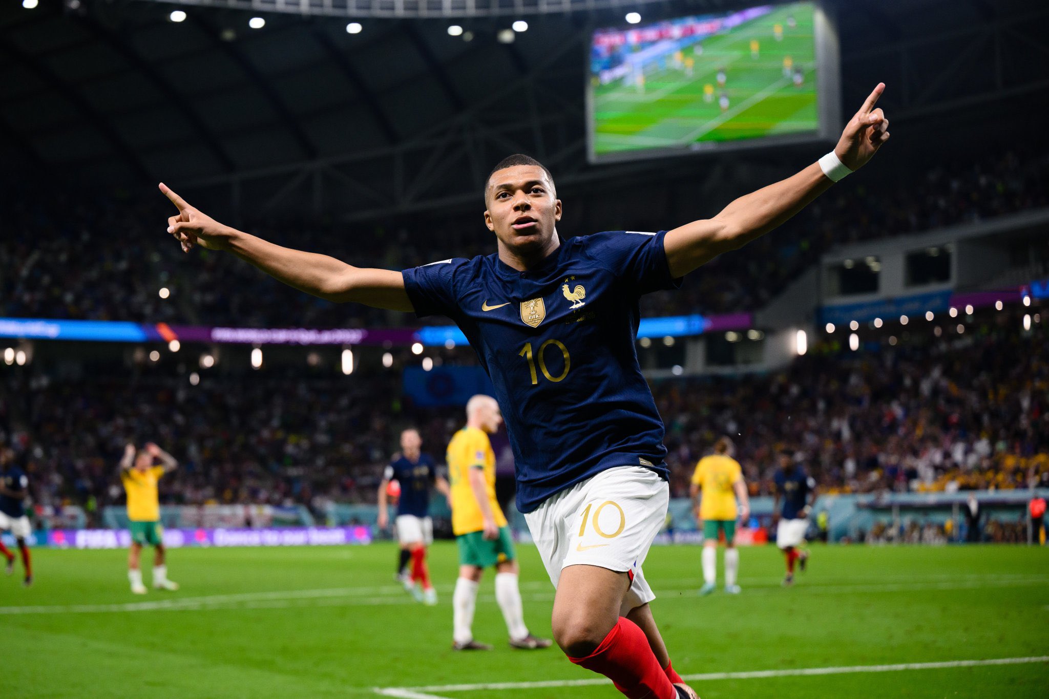 France Breaks World Cup Curse; Becomes First Nation to Qualify for Round of 16
