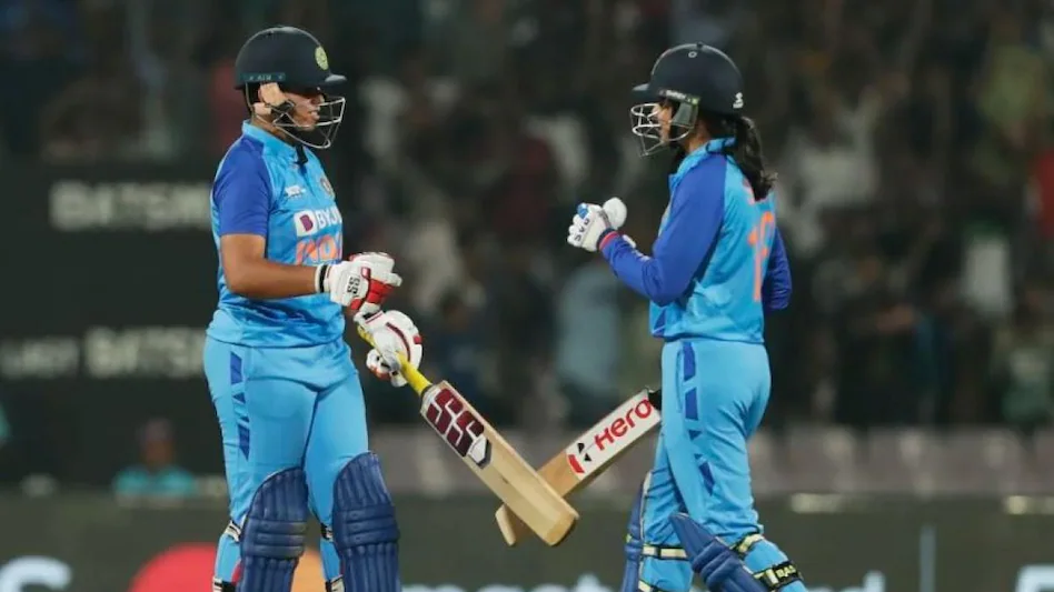 India beats Australia in thrilling super over to level T20I series 1-1