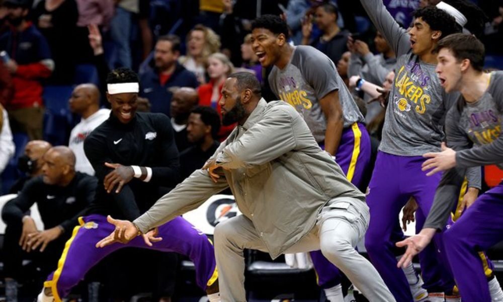 Lakers set franchise record for three-pointers in dominant win over Pelicans